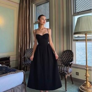 Fustan i zi i gjatë, elegant dhe i përkryer për mbrëmje